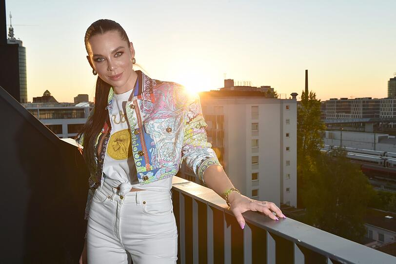 Über den Dächern Münchens: Liliana Nova genießt den Sonnenuntergang.