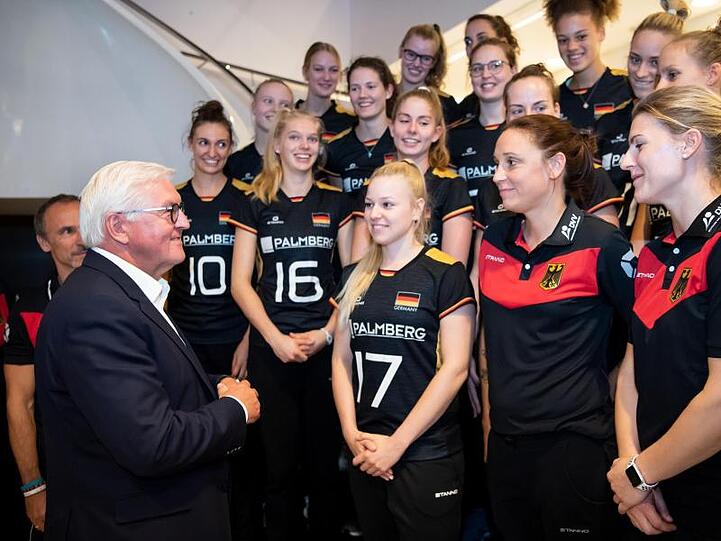 Bundespräsident Frank-Walter Steinmeier hat die deutsche Volleyball-Nationalmannschaft zuvor im Hotel besucht.