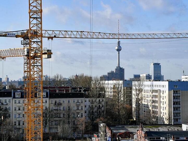 Die Aussicht auf einen Mietendeckel hat den heiß gelaufenen Berliner Wohnimmobilienmarkt im vergangenen Jahr etwas beruhigt.