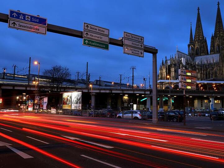 Berufsverkehr am Kölner Dom.