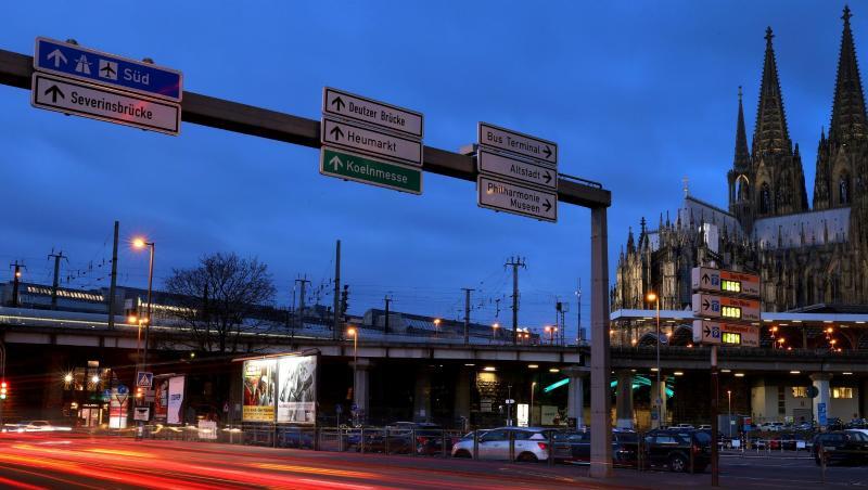 Berufsverkehr am Kölner Dom. Berufsverkehr am Kölner Dom.