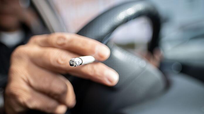 Mit gesundheitsschädlichem Passivrauchen von Kindern in Autos soll Schluss sein. So sieht es ein Entwurf aus dem Haus von Gesundheitsminister Karl Lauterbach vor.