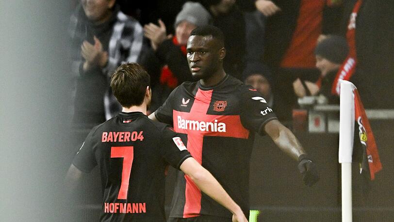 Bayers Victor Boniface (r) feiert sein Tor zum 1:0 mit Bayers Jonas Hofmann.