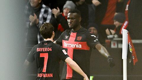 Bayers Victor Boniface (r) feiert sein Tor zum 1:0 mit Bayers Jonas Hofmann.