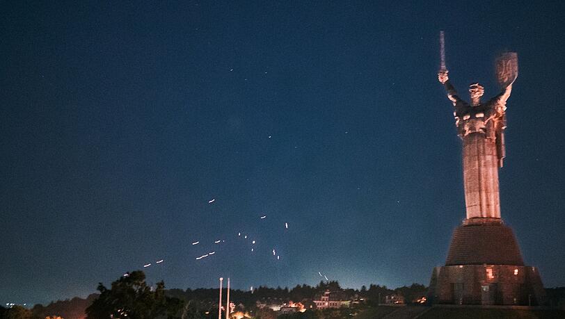 Die ukrainische Flugabwehr nimmt russische Drohnen am Himmel über Kiew unter Beschuss.