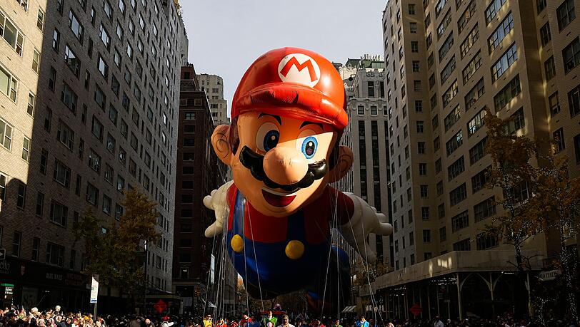 Super Mario zieht zu Thanksgiving durch New Yorks Häuserschluchten.
