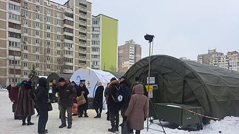 Ukrainische Beh&ouml;rden arbeiten mit internationalen Hilfsorganisationen zusammen, um von Heizungsausf&auml;llen betroffenen Menschen zu helfen. (Archivbild)