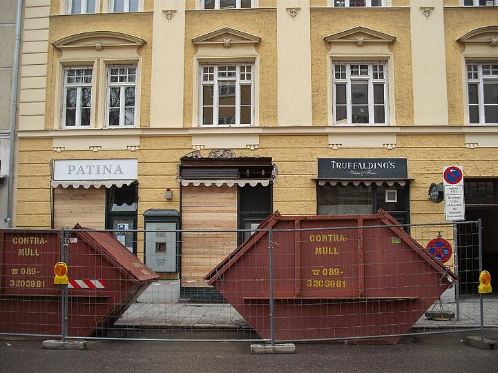 Diese Woche haben Arbeiter damit begonnen, das Chaos im Erdgeschoss der Türkenstraße 63 zu beseitigen. Der Schutt wird mit Hilfe der zwei Container abtransportiert.