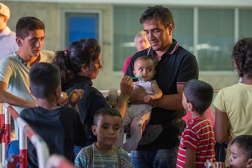 Zahlreiche Flüchtlinge kommen am Montag mit Zügen aus Budapest in München an.