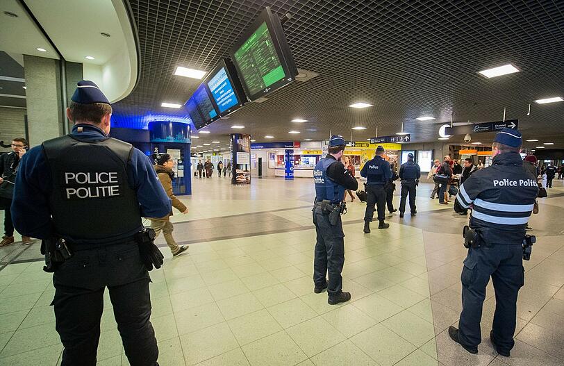 Soldaten und Polizei zeigen am Samstag starke Präsenz in den Straßen von Brüssel.