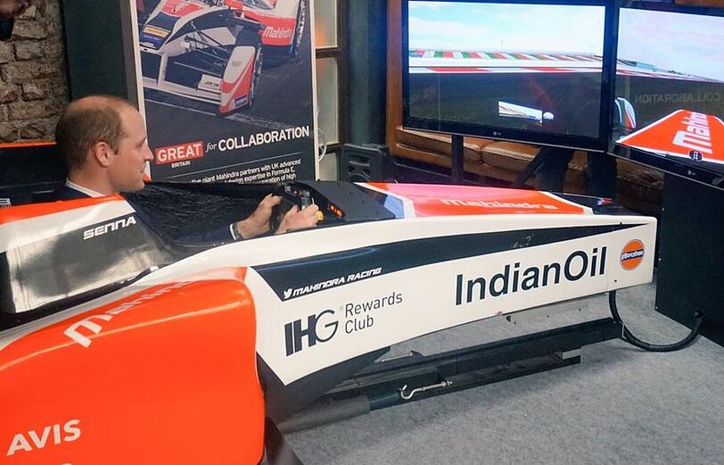 Während William ein paar Runden im Rennauto-Simulator fahren darf...