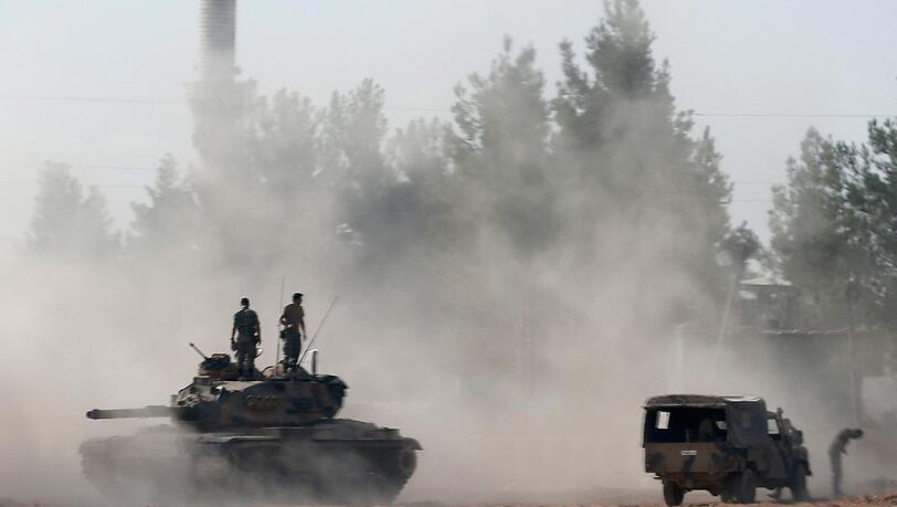 Türkische Panzer an der Grenze zu Syrien. Foto: Sedat Suna Türkische Panzer an der Grenze zu Syrien. Foto: Sedat Suna