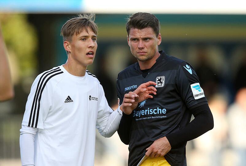 Kicken für den guten Zweck: Der TSV 1860 beim Benefizspiel gegen eine Auswahl des Bayerischen Fußballverbands (BFV) in Burghausen.