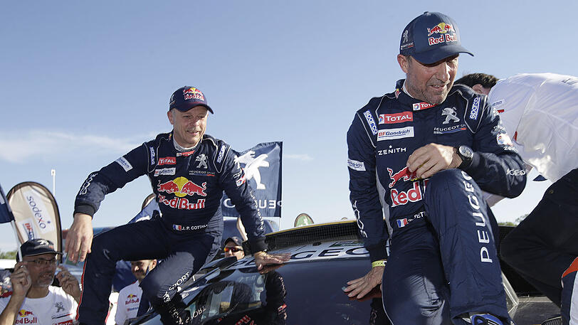 Stephane Peterhansel (r) und Beifahrer Jean Paul Cottret jubeln bei der Ankunft nach der 12. und letzten Etappe der Rallye Dakar von Rio Cuarto nach Buenos Aires in Buenos Aires.