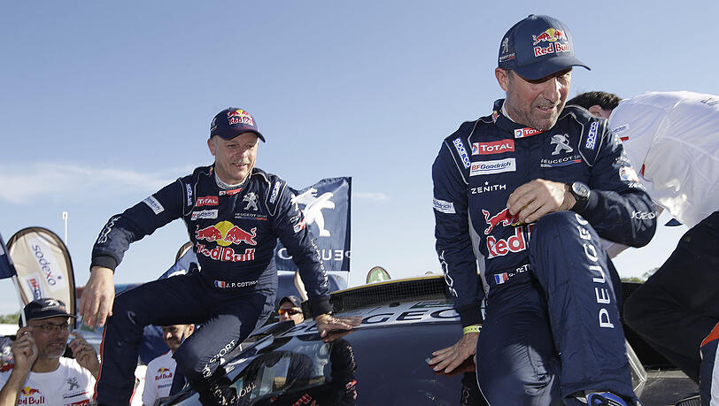Stephane Peterhansel (r) und Beifahrer Jean Paul Cottret jubeln bei der Ankunft nach der 12. und letzten Etappe der Rallye Dakar von Rio Cuarto nach Buenos Aires in Buenos Aires. Stephane Peterhansel (r) und Beifahrer Jean Paul Cottret jubeln bei der Ankunft nach der 12. und letzten Etappe der Rallye Dakar von Rio Cuarto nach Buenos Aires in Buenos Aires.