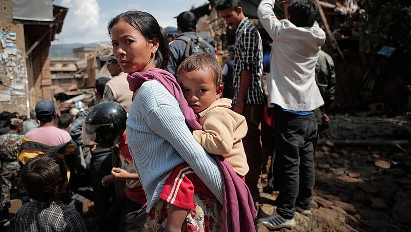 Im Kathmandu-Tal steht eine Mutter mit ihrem Kind inmitten der Zerstörung – das Erdbeben in Nepal im Jahr 2015 hat viele Deutsche spenden lassen. Eine derartige Katastrophe hat es 2016 nicht gegeben. Im Kathmandu-Tal steht eine Mutter mit ihrem Kind inmitten der Zerstörung – das Erdbeben in Nepal im Jahr 2015 hat viele Deutsche spenden lassen. Eine derartige Katastrophe hat es 2016 nicht gegeben.