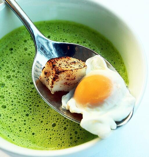 Der 2. Gang: Schaumsuppe von Radieserlblättern mit Kabeljau und Wachtel-Ei.