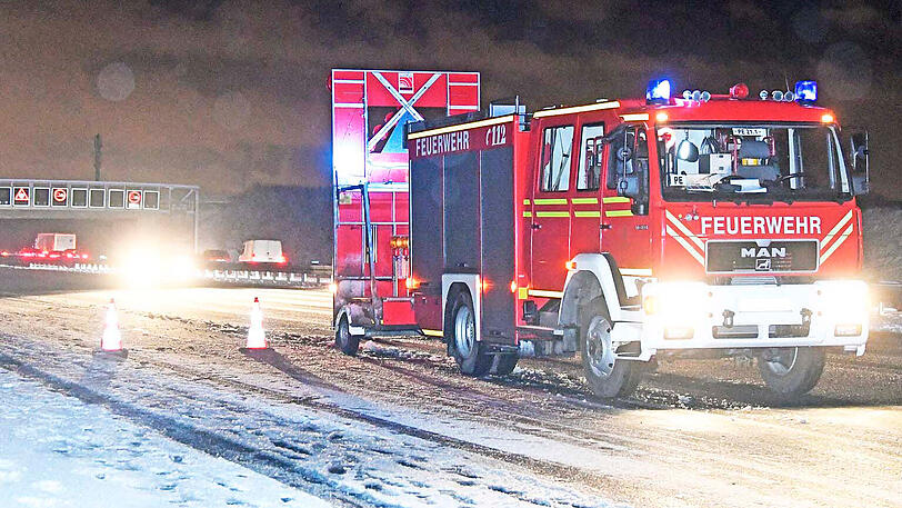 Gleich zwei LKW stellten sich am Mittwochabend auf der schneeglatten A9 quer. Die Bilder.