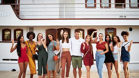 "Dobar dan" Kroatien! Kapitän Ante begrüßt die Finalistinnen auf der MY Bellezza.