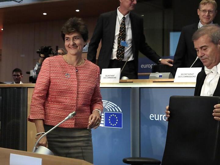 Sylvie Goulard (l.), designierte EU-Kommissarin für den Binnenmarkt, auf dem Weg zu ihrer Anhörung im Europäischen Parlament.