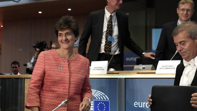 Sylvie Goulard (l.), designierte EU-Kommissarin für den Binnenmarkt, auf dem Weg zu ihrer Anhörung im Europäischen Parlament. Sylvie Goulard (l.), designierte EU-Kommissarin für den Binnenmarkt, auf dem Weg zu ihrer Anhörung im Europäischen Parlament.