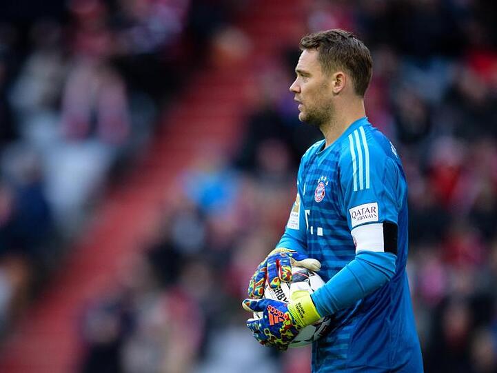 Torwart Manuel Neuer vom FC Bayern München hält den Ball in den Händen. Foto: Matthias Balk/Archiv