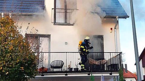 Trotz Hilfe eines Paketboten konnte erst die Feuerwehr den Zimmerbrand in Pasing löschen.