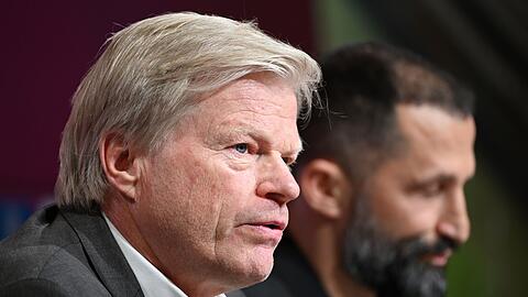 Vorstandschef Oliver Kahn (l) und Sportvorstand Hasan Salihamidzic bei einer Pressekonferenz.
