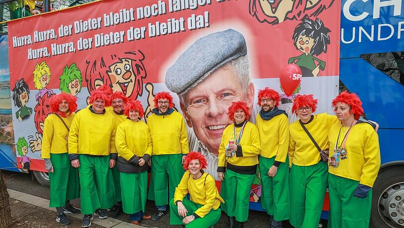 Die SPD taucht als Pumuckl-Truppe auf (mit dem OB als "Meister Eder"). Dass sie dabei Ampel-Farben tragen, ist den Genossen nicht aufgefallen. Die SPD taucht als Pumuckl-Truppe auf (mit dem OB als "Meister Eder"). Dass sie dabei Ampel-Farben tragen, ist den Genossen nicht aufgefallen.