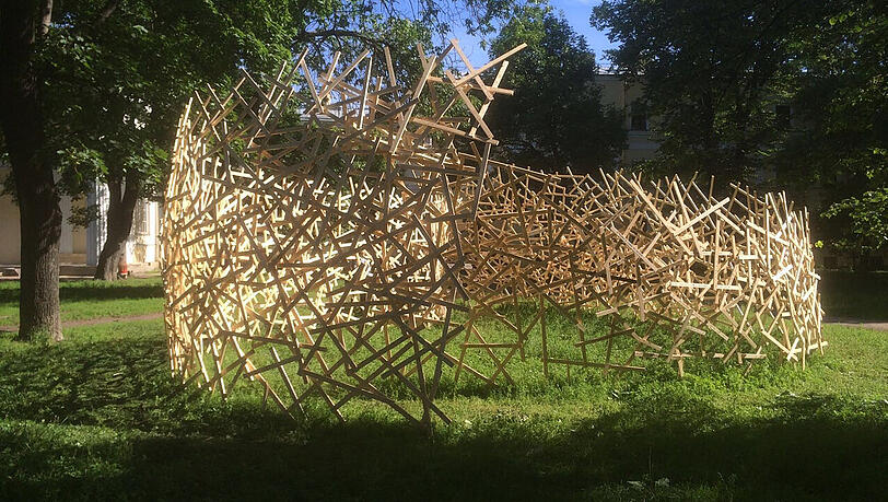 Wächst Stück für Stück: "wooden cloud – Mut und Machen" von Martin Steinert. Wächst Stück für Stück: "wooden cloud – Mut und Machen" von Martin Steinert.
