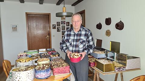 Johann Kollmer hat angerichtet: Um seiner Familie und seinen Freunden die Vorweihnachtszeit zu verschönern, backt der 80-Jährige jedes Jahr Plätzchen. Circa 150 Kilogramm stellt der Renter seit Mitte Oktober her.