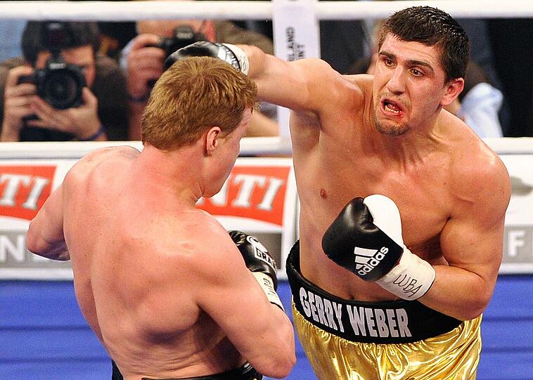Marco Huck verlor Samstagnacht in der Porsche-Arena Stuttgart nach Punkten gegen Titelverteidiger Alexander Powetkin. Am Ring saß auch der Brite Dereck Chisora. Der 28-Jährige hatte eine Woche zuvor in München für einen Skandal gesorgt. Die Bilder