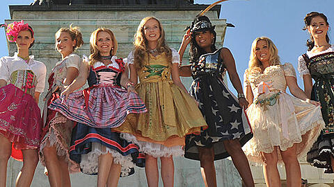 Die Wiesn wird dieses Jahr besonders schön. Welche neuen Trends die Trachtenmode einschlägt sehen sie hier.