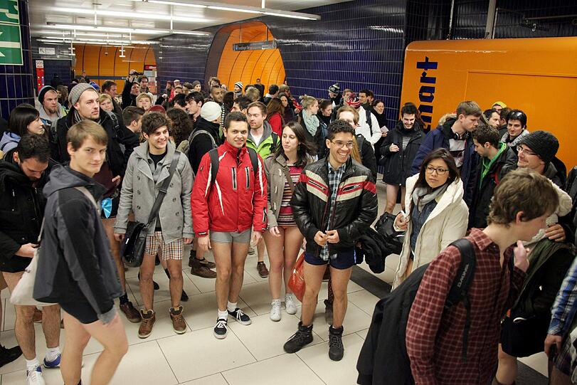So macht U-Bahn fahren Spaß. Die Bilder vom Unterhosen-Flashmob in München.