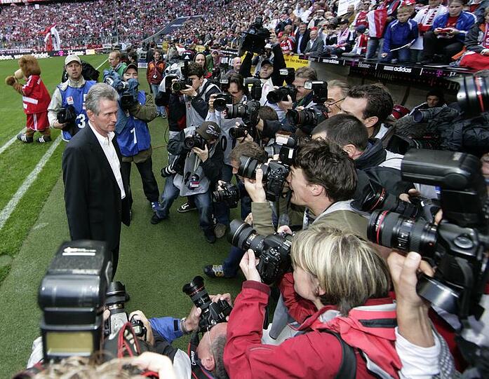 An Profi-Fußball besteht gewaltiges Medieninteresse, besonders bei Bayern München.