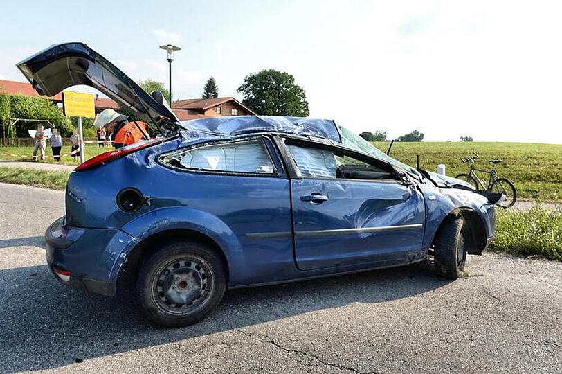 Unfall mit Folgen: Ein 18-Jähriger kam mit seinem Auto von der Straße ab und überschlug sich mehrere Male.