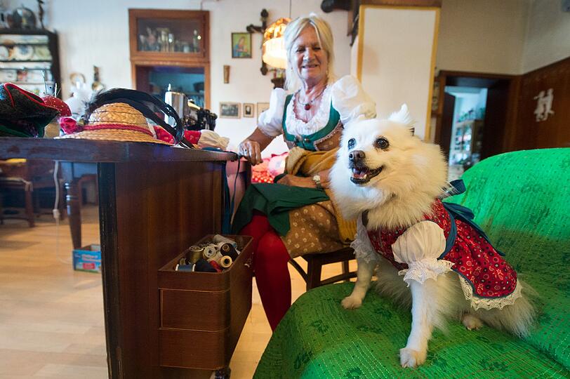 Hunde in Tracht: Eine Designerin entwirft bayerische Lederhosen und Dirndl für Vierbeiner.