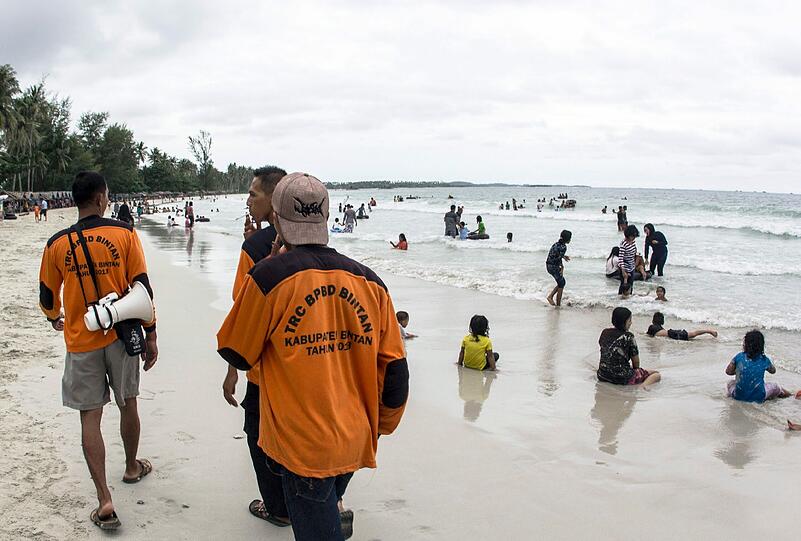 Helfer suchen an den Stränden Indonesiens nach Wrackteilen der AirAsia-Maschine