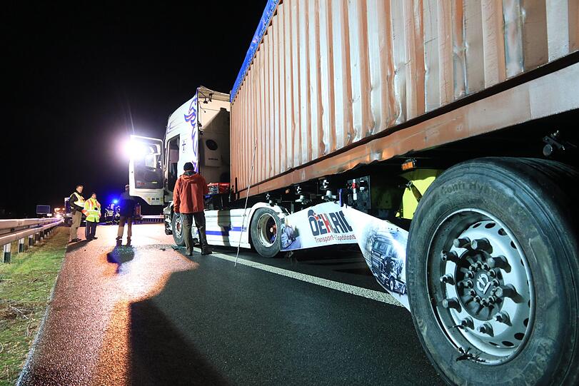 Am Dienstagabend startete ein 26-Tonner eine Amokfahrt und hinterließ eine Spur der Verwüstung. Die Hintergründe sind noch unklar.