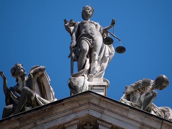 Eine Justitia-Statue auf dem Justizpalast in München. Foto: Sven Hoppe/dpa/Symbolbild