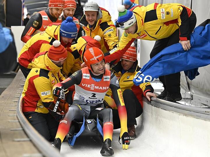 Toni Eggert (vorne) und Sascha Benecken werden nach ihrem WM-Sieg von ihren Teamkollegen gefeiert.