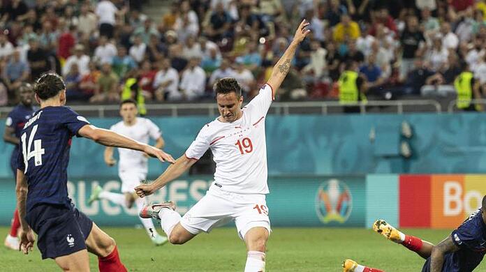 Der Schweizer Mario Gavranovic (M) erzielt das Tor zum 3:3 gegen die Abwehr der Franzosen Adrien Rabiot (l) und Presnel Kimpembe. Der Schweizer Mario Gavranovic (M) erzielt das Tor zum 3:3 gegen die Abwehr der Franzosen Adrien Rabiot (l) und Presnel Kimpembe.