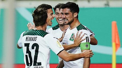 Kapitän Lars Stindl (r) war Gladbachs Matchwinner beim Pokal-Weiterkommen in Kaiserslautern.