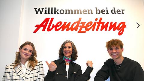 Ausbilderin und HR-Referentin der Abendzeitung, Monika Stey (Mitte), freut sich über das große Engagement von Oleksandra und Benjamin.