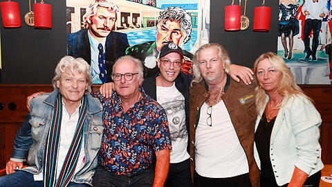 V.l.: Ernst Hannawald, Herbi Hauke, Manuel Köller, Thomas Lerchenberger und Helga Beyer, auf dem Bild im Hintergrund eine Szene aus der Serie Kir Royal mit Reporter Baby Schimmerlos und Fabrikant Haffenloher.