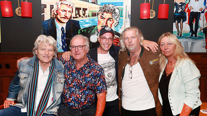 V.l.: Ernst Hannawald, Herbi Hauke, Manuel Köller, Thomas Lerchenberger und Helga Beyer, auf dem Bild im Hintergrund eine Szene aus der Serie Kir Royal mit Reporter Baby Schimmerlos und Fabrikant Haffenloher.