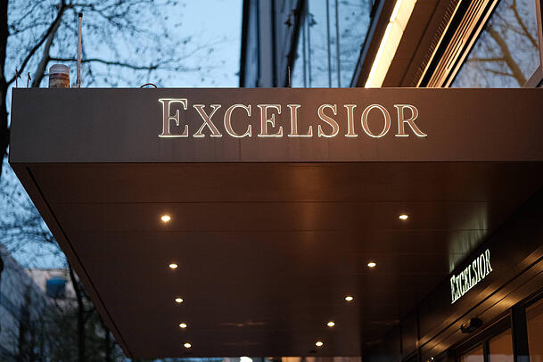 Der Eingangsbereich ins Excelsior. Das Hotel gehört zur Geisel Gruppe, einer renommierten Hoteliersfamilie. Der Eingangsbereich ins Excelsior. Das Hotel gehört zur Geisel Gruppe, einer renommierten Hoteliersfamilie.