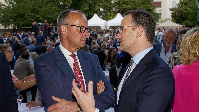 Bundeskanzler Friedrich Merz (links) bekommt nach seiner umstrittenen Entscheidung zum teilweisen Rüstungsexportstopp an Israel Rückendeckung auch von Unionsfraktionschef Jens Spahn (beide CDU).