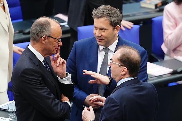 Halten Sie bis M&auml;rz 2029 durch? Die Koalition&auml;re (v.l.) Friedrich Merz (CDU), Lars Klingbeil (SPD) und Alexander Dobrindt (CSU).