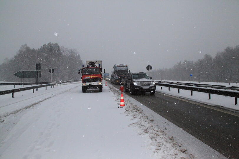 Auf der A8 rutscht ein Lkw am Dienstag auf das vorausfahrende Fahrzeug. Wegen Schneeglätte kam er nicht mehr rechtzeitig zum Stehen. Die zwei Fahrer werden verletzt.